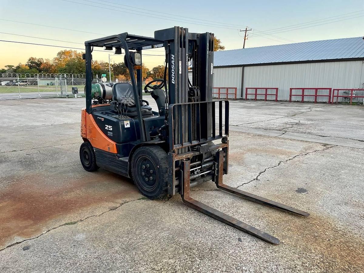 Used 2010 Doosan G25E-5