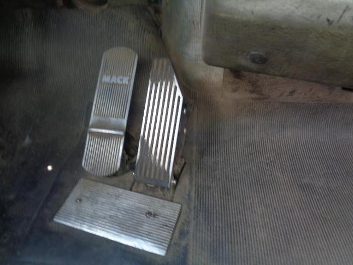 Used 2000 Mack RD690S- Stock #: 8633