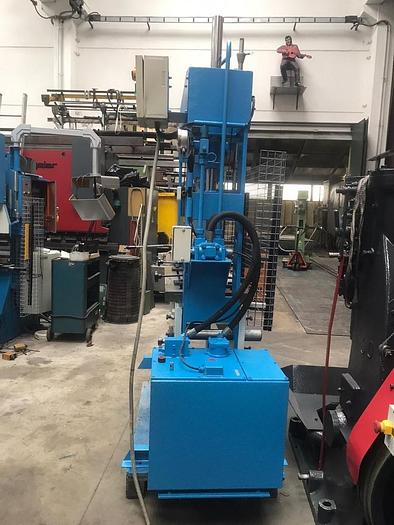Usato PRESSA OMCN A PONTE 100 TON (BLU)