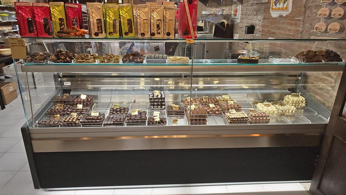 Usato Lotto di attrezzature per pasticceria e cioccolato