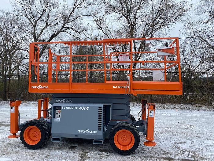 Used 2014 SKYJACK SJ6832RT