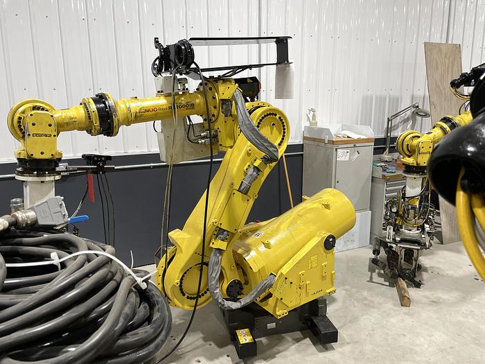 Used FANUC R2000iB/200R WITH R30iA CONTROLLER