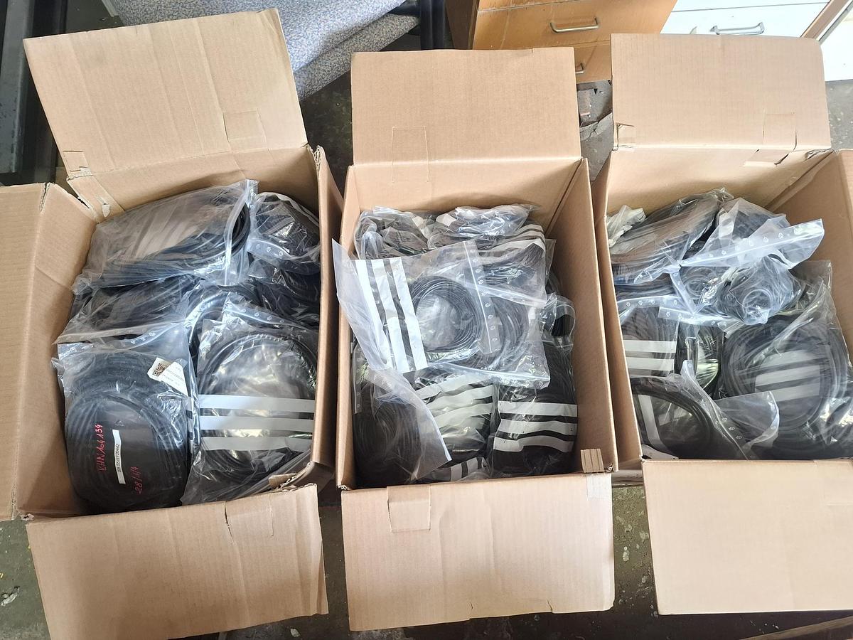 Ca. 100 kg, ca 240 verschiedene Positionen an O Ringen, meist NBR70 , neu