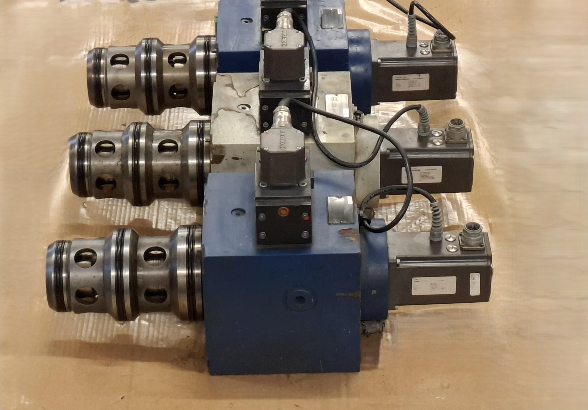 Gebraucht 3 Stück Proportionalventile + Steuergerät, R900948284 + VT-HNC100-2…, Rexroth, gebraucht