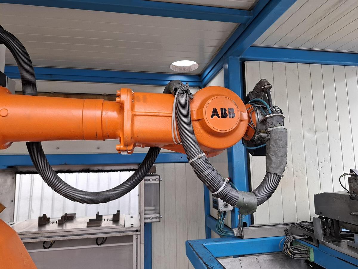 Gebraucht Komplette Bearbeitungszelle mit Roboter und …, RB4400 SC…, ABB, gebraucht