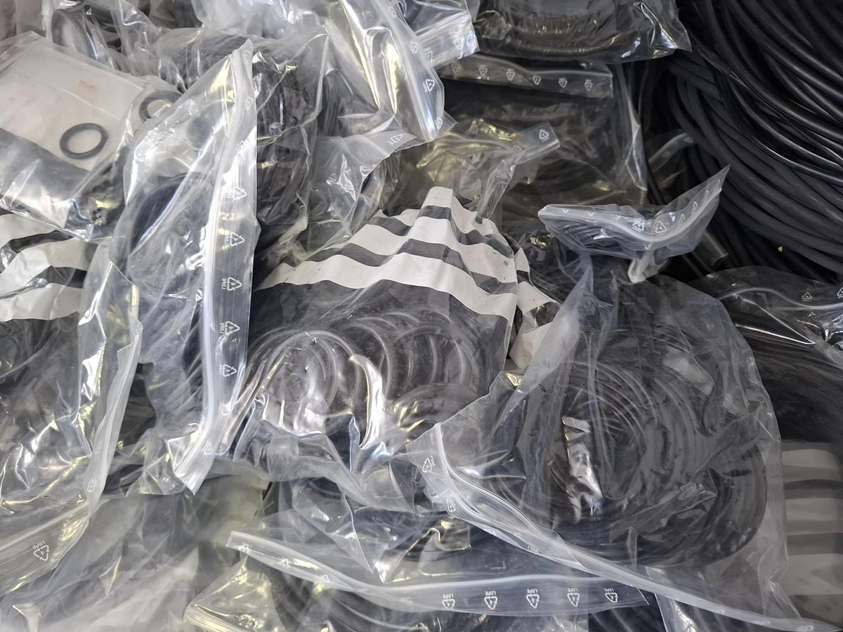 Ca. 100 kg, ca 240 verschiedene Positionen an O Ringen, meist NBR70 , neu