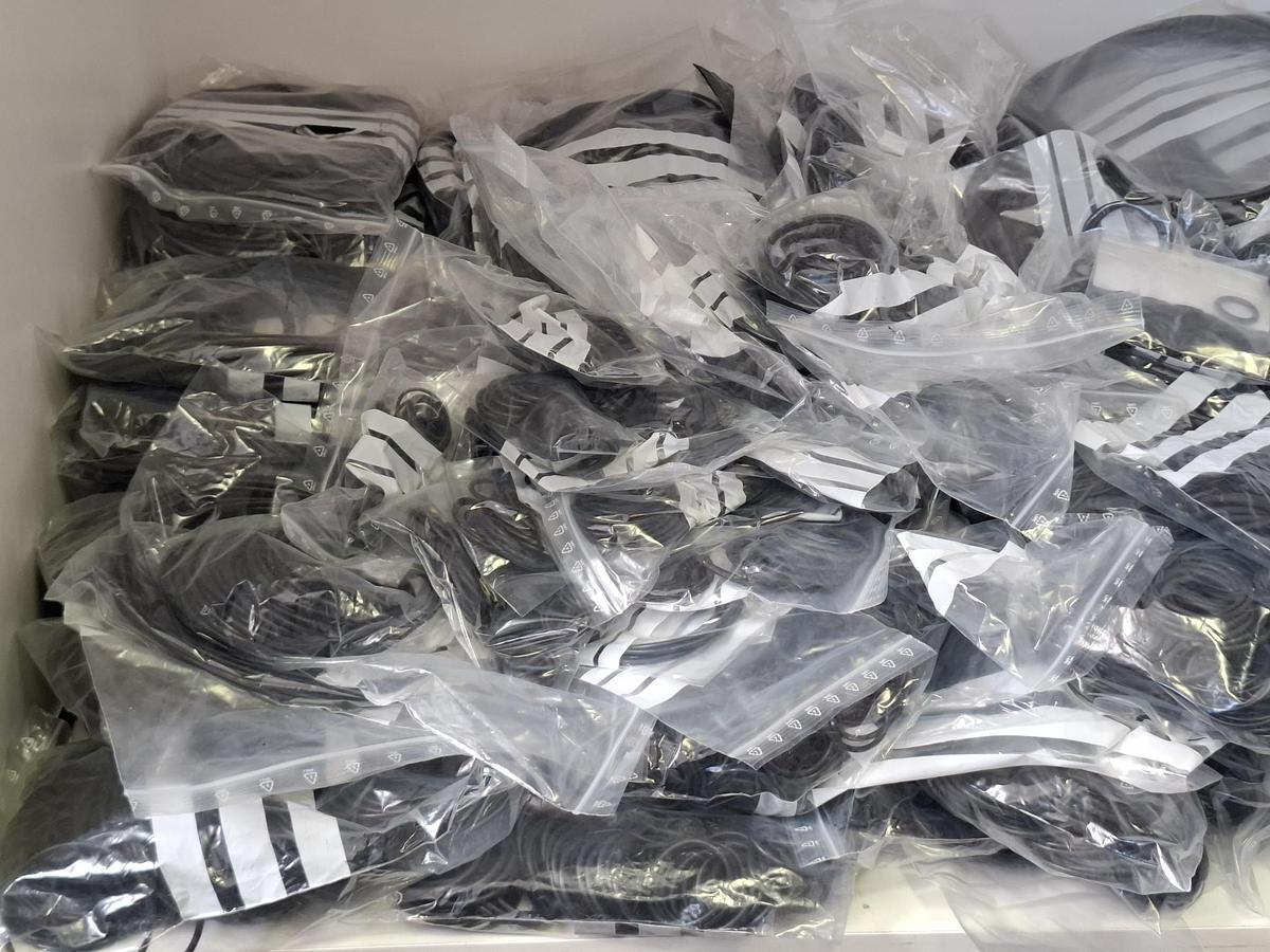 Ca. 100 kg, ca 240 verschiedene Positionen an O Ringen, meist NBR70 , neu