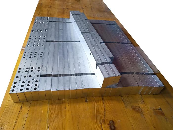 15 Stk. Bearbeitete Aluminium Flachprofile, 26 kg, 50 x 20 x 580mm, AlMgSi0,5, , neu