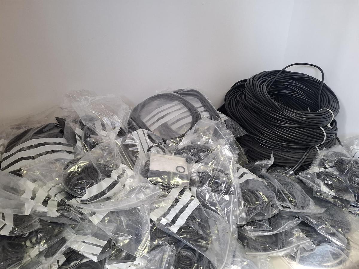 Ca. 100 kg, ca 240 verschiedene Positionen an O Ringen, meist NBR70 , neu