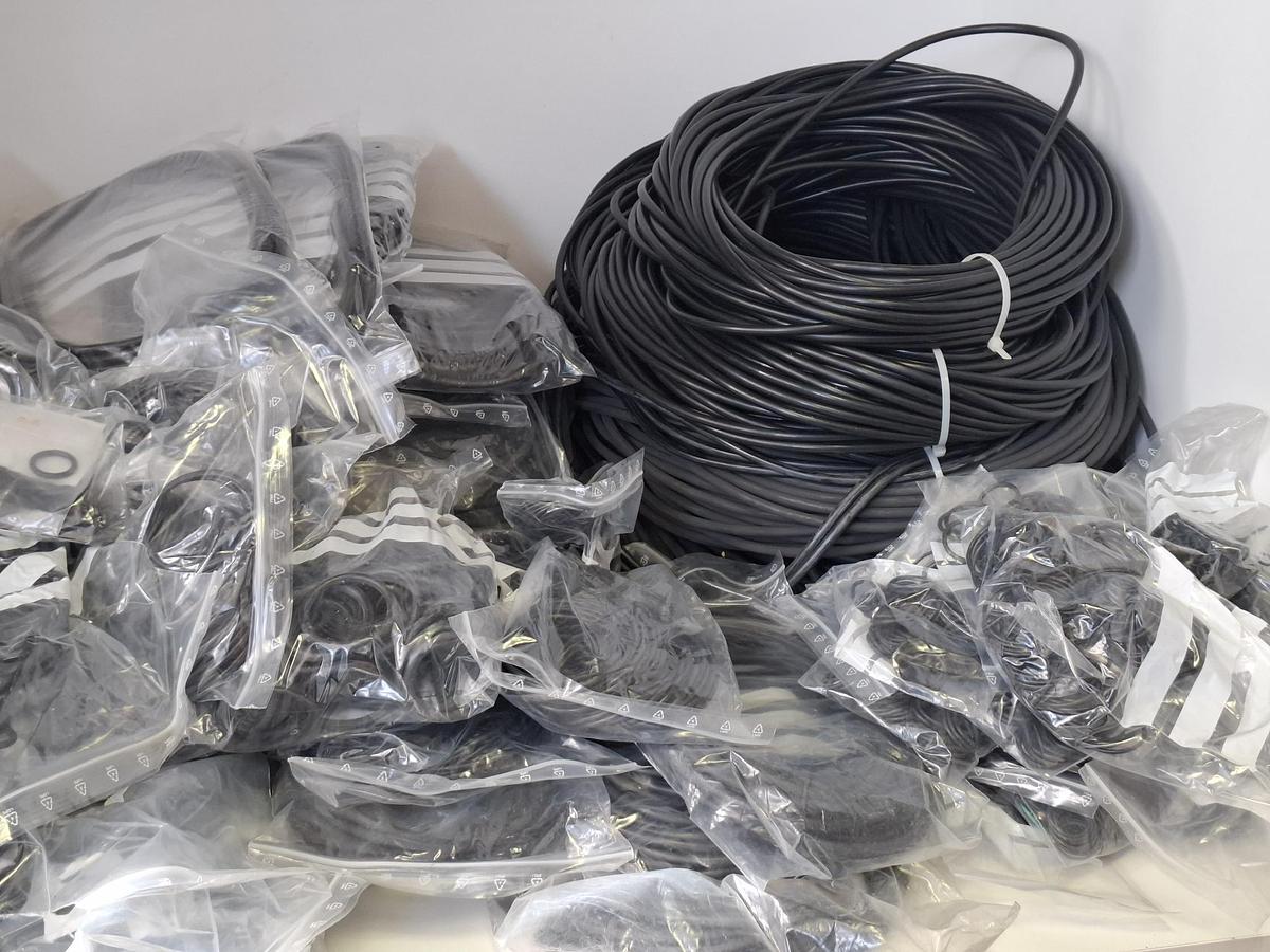 Ca. 100 kg, ca 240 verschiedene Positionen an O Ringen, meist NBR70 , neu