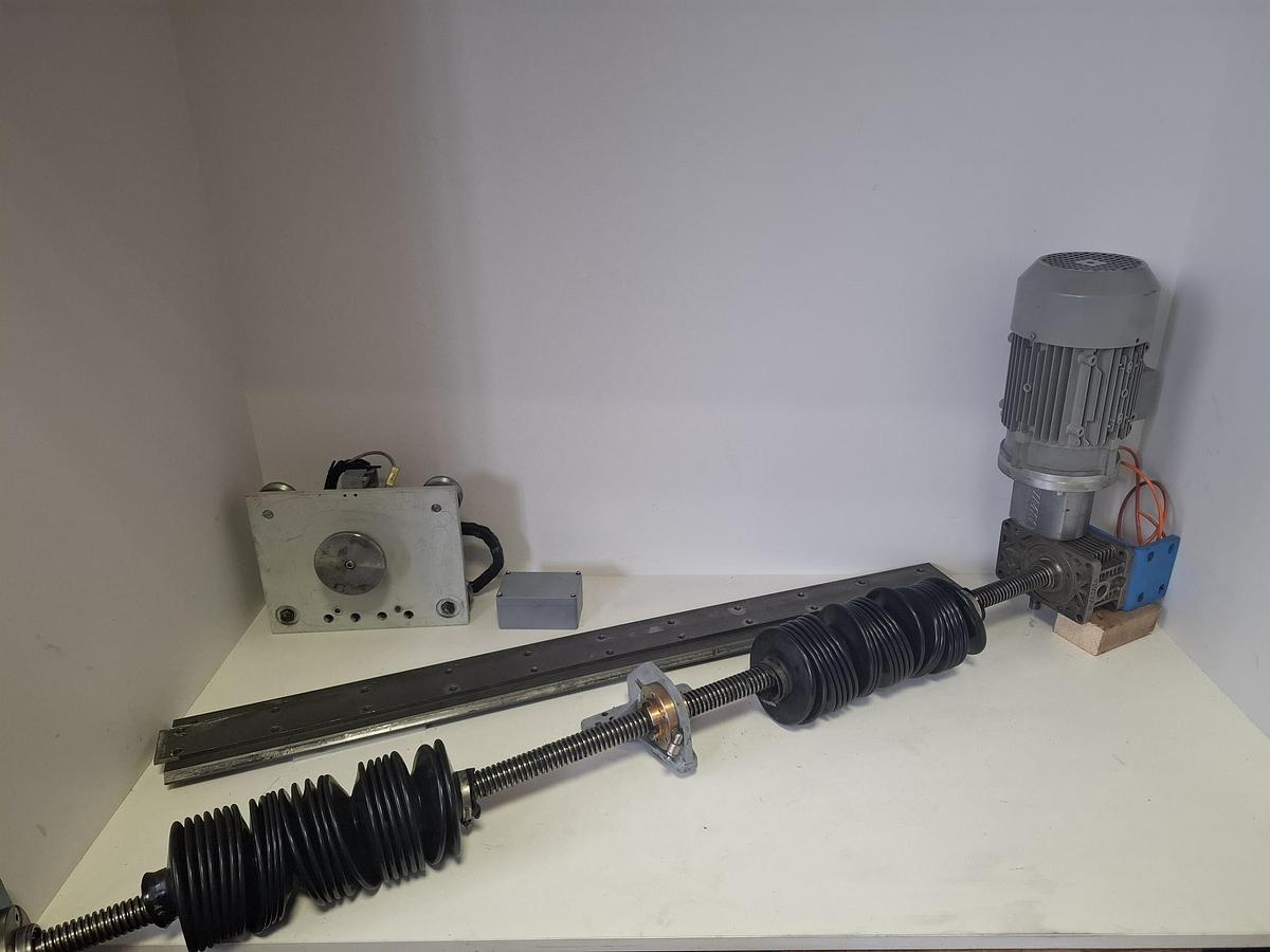 Gebraucht Kompette Lineareinheit, abgebaut, max. Hub 900/1220mm,  gebraucht
