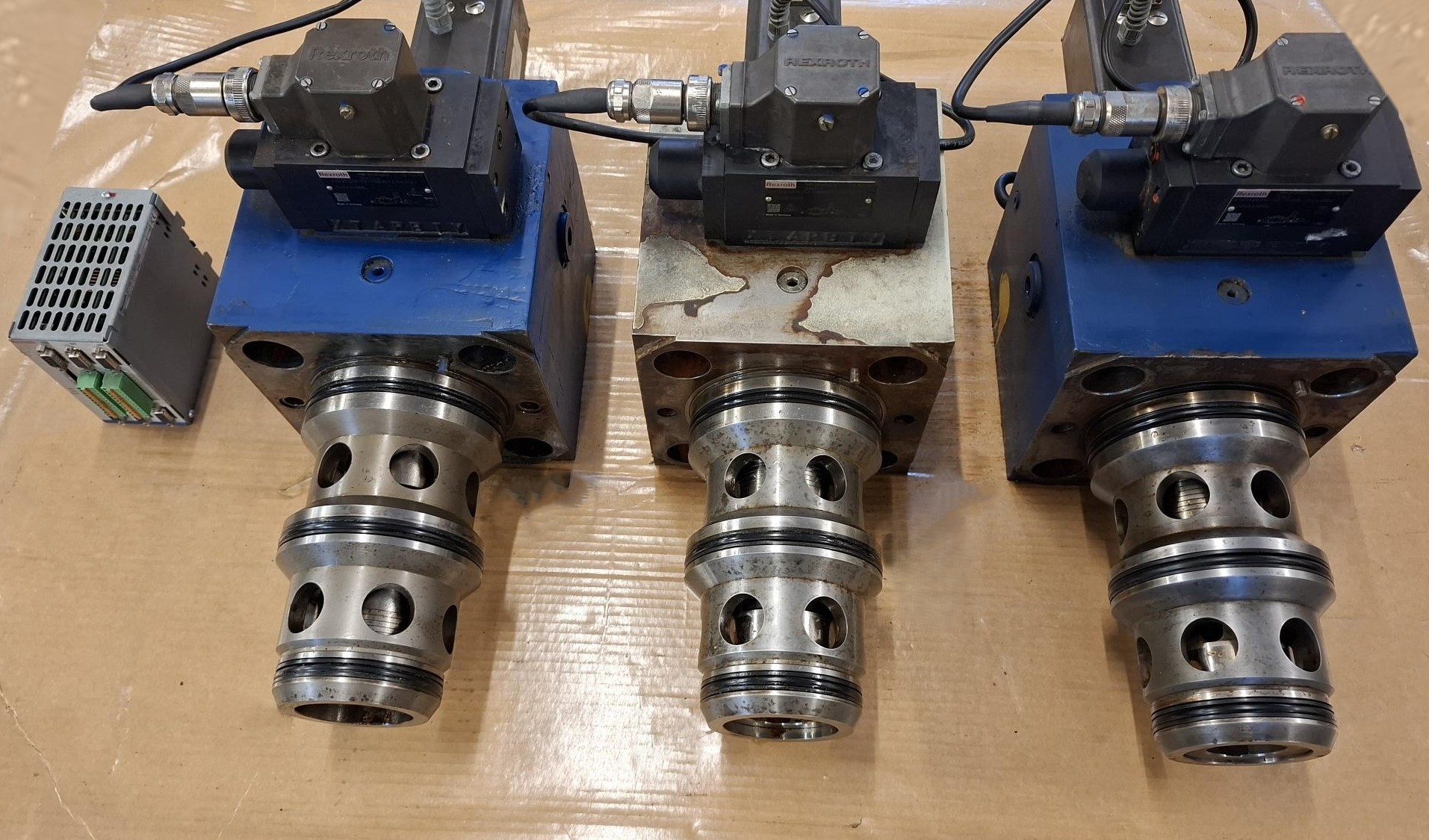 Gebraucht 3 Stück Proportionalventile + Steuergerät, R900948284 + VT-HNC100-2…, Rexroth, gebraucht