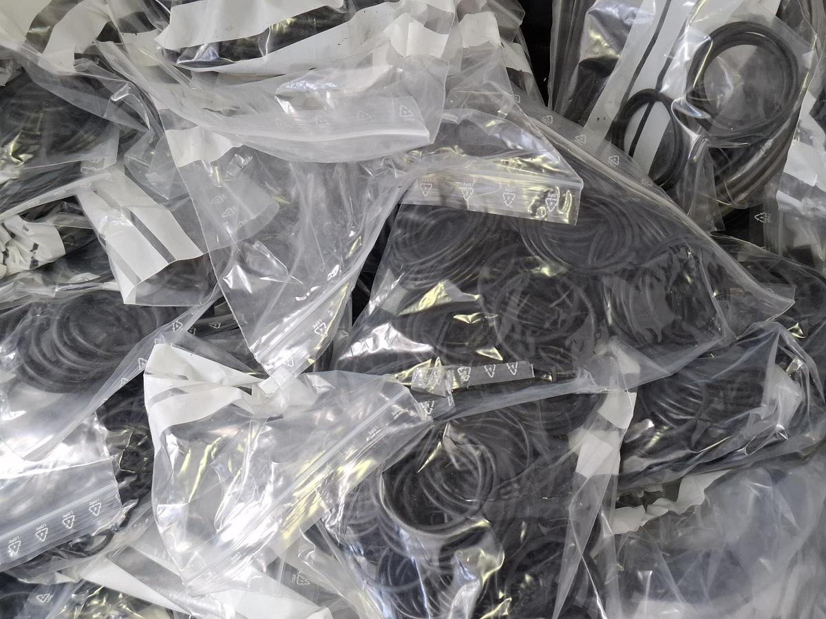 Ca. 100 kg, ca 240 verschiedene Positionen an O Ringen, meist NBR70 , neu