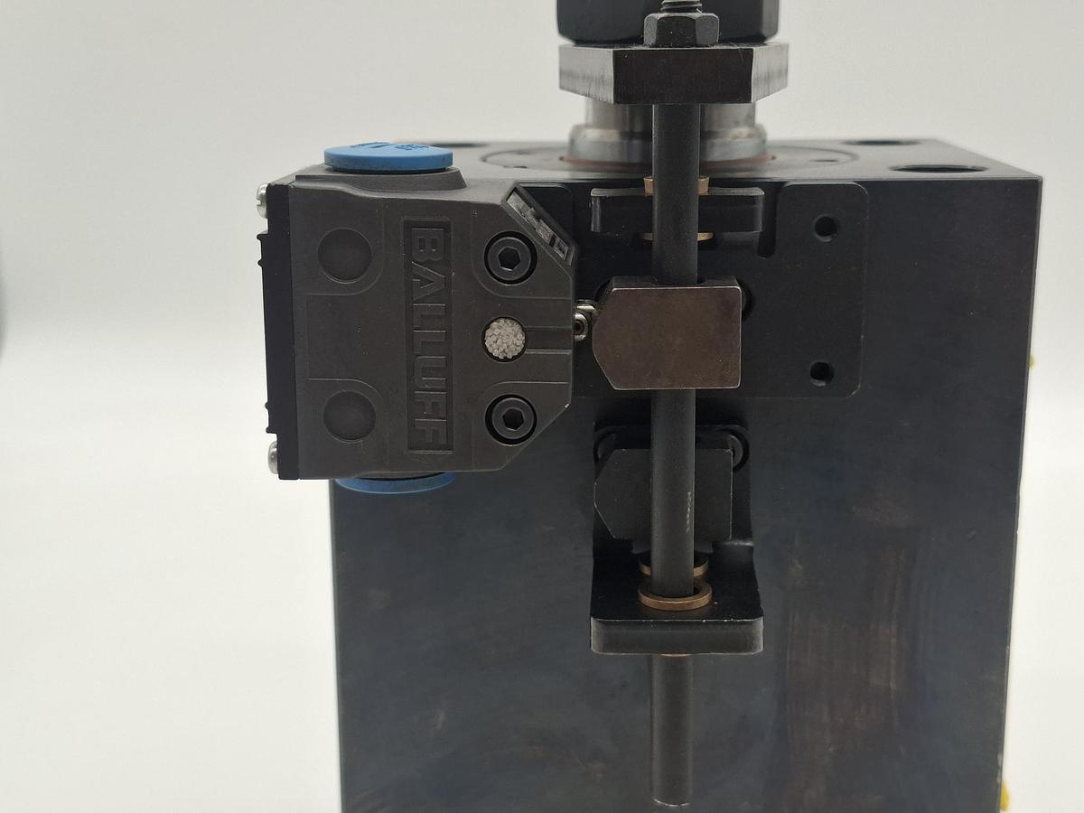 Blockzylinder mit Balluff Endschalter, Hub 30mm, Kolben D63mm, BZ 500.63/40.02.204.030 2.R.V, Merkle, neu