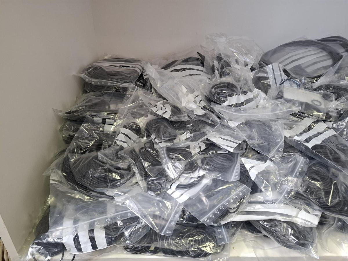 Ca. 100 kg, ca 240 verschiedene Positionen an O Ringen, meist NBR70 , neu