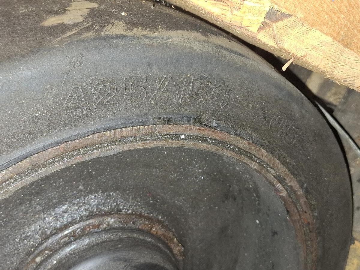 Gebraucht Tiefladerachse mit 2 Zwillingsreifen, 860breit, 425/130-305, , gebraucht