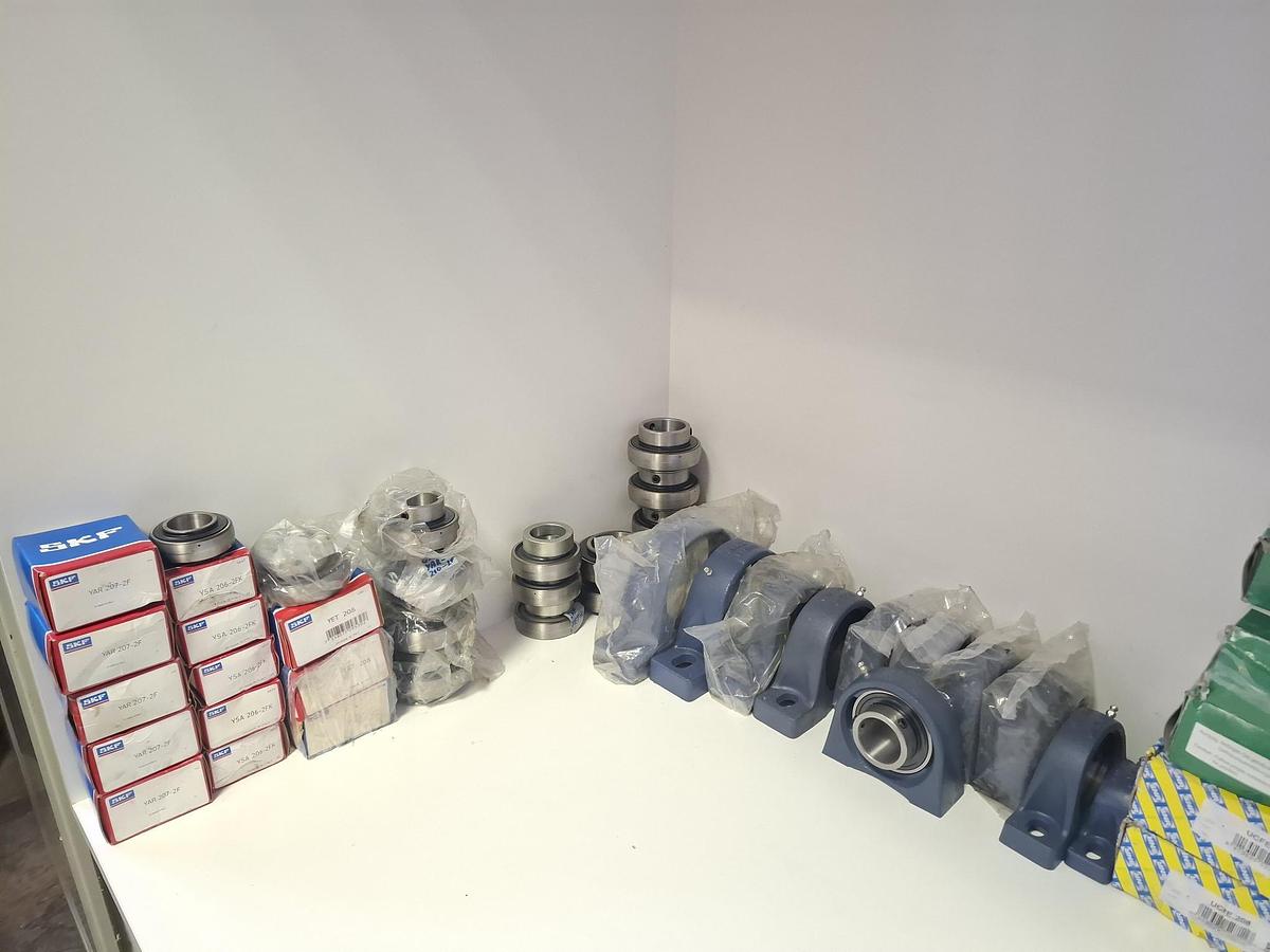 Konvolut 70 Stück Lagergehäuse und Wälzlager, SKF, SNR, INA… , neuwertig