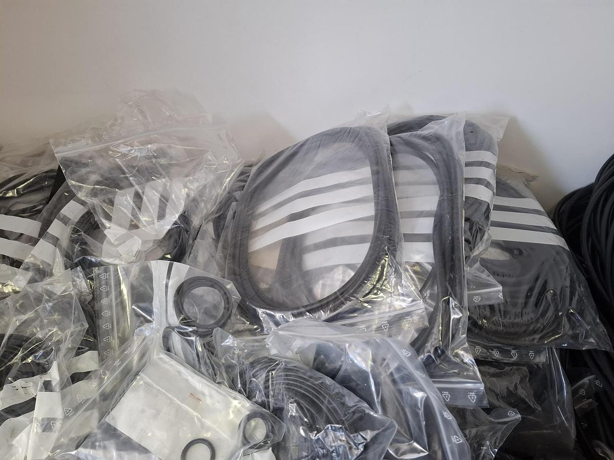 Ca. 100 kg, ca 240 verschiedene Positionen an O Ringen, meist NBR70 , neu