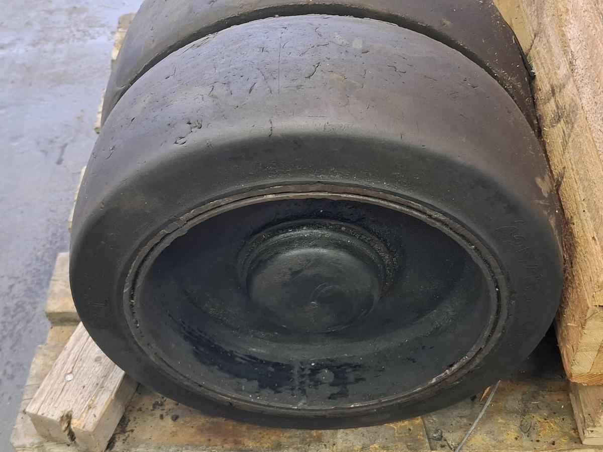 Gebraucht Tiefladerachse mit 2 Zwillingsreifen, 860breit, 425/130-305, , gebraucht