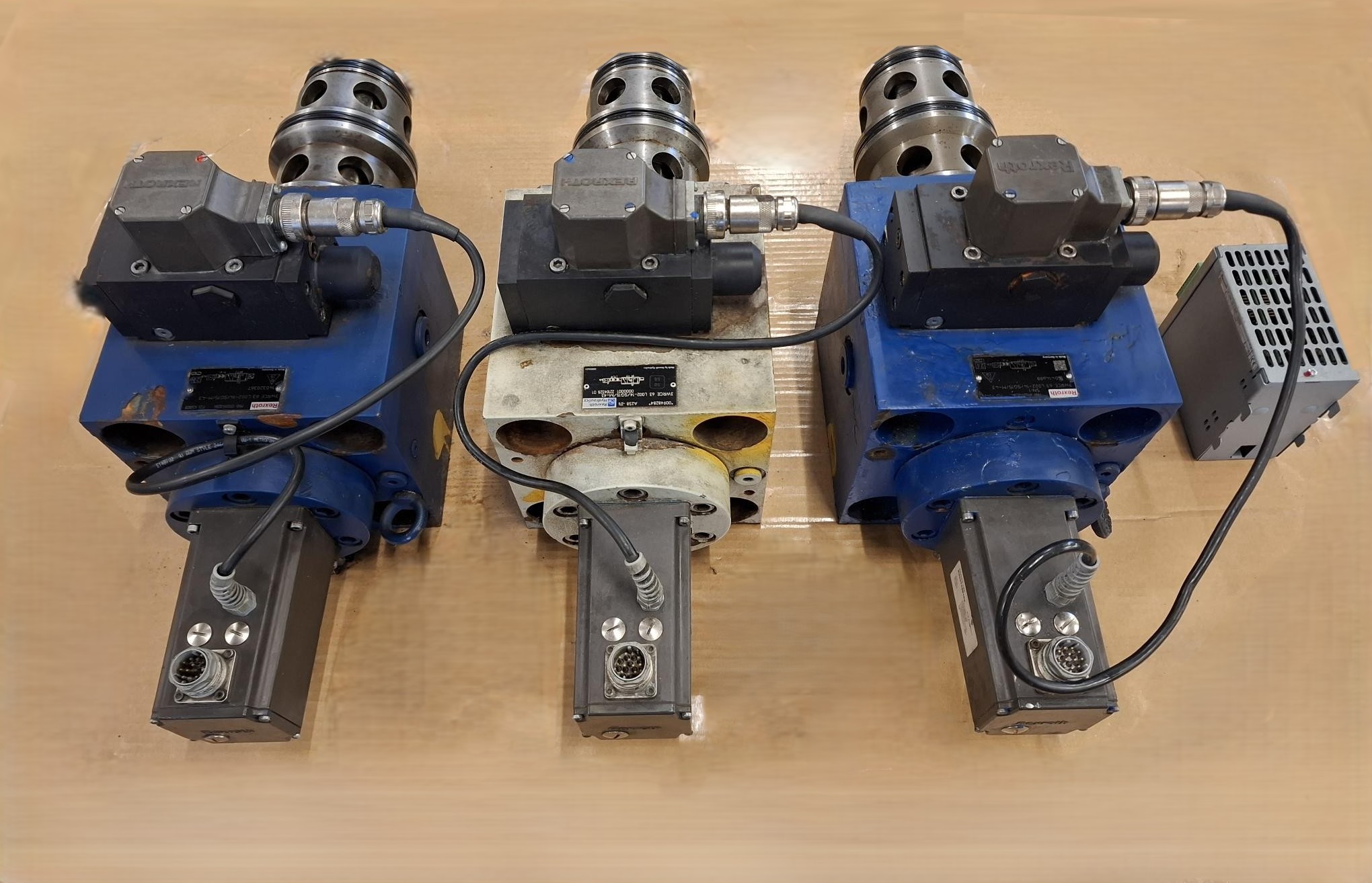 Gebraucht 3 Stück Proportionalventile + Steuergerät, R900948284 + VT-HNC100-2…, Rexroth, gebraucht