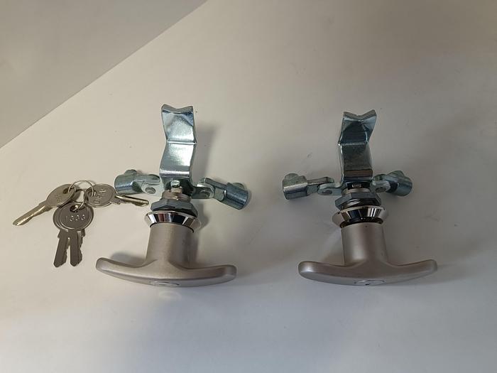 Gebraucht 2 Stück Türschlösser mit Edelstahl Griff und Stangen,  , neuwertig