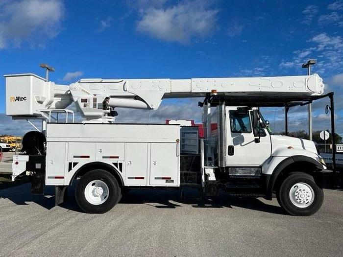 Used Altec AM55E-MH 60ft Bucket Boom with Material Handler on 2006 International 4300 4x4 Utility Truck - C00287