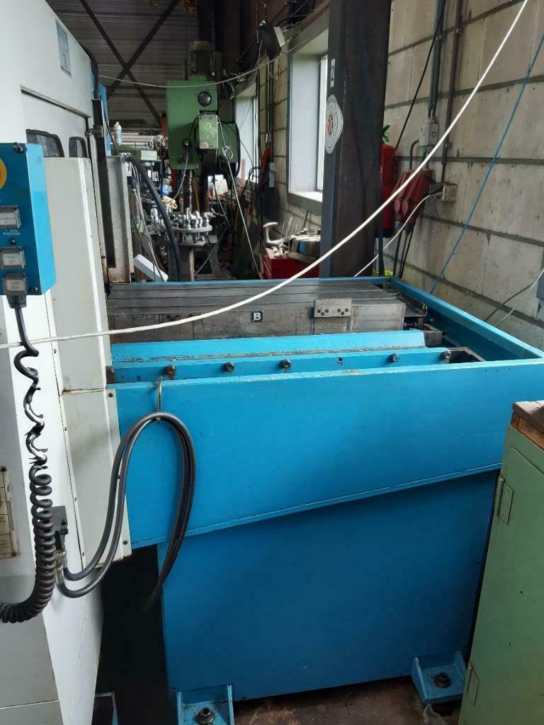 Gebruikt 1995 SUPERMAX YCM-VMC-85A