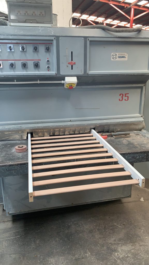 Usato Spazzolatrice marca Comec larghezza utile 1000 mm, con 4 spazzole superiori, 4 inferiori e 2 laterali, usata