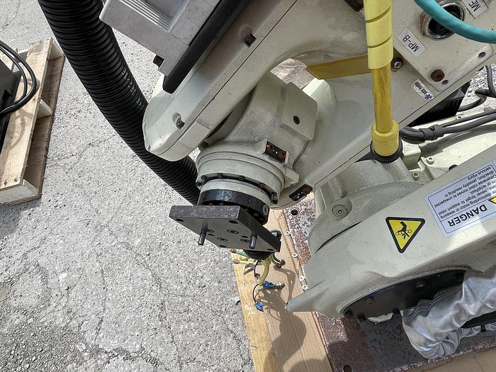 Used NACHI MC20-03 6 AXIS ROBOT 20 kg X 1733 mm H REACH WITH FD CONTROLLER