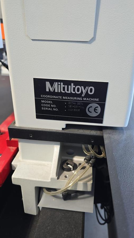 Used 2004 MITUTOYO manual machine