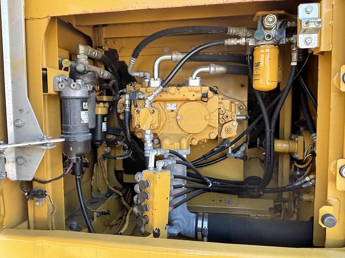 Used 2015 CATERPILLAR 323FL