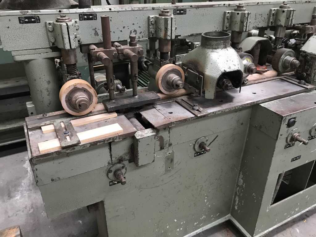 Usato Scorniciatrice marca Gubish attrezzata per pezzi tondi da 34,50mm (completa di utensili per altri diametri di pezzi tondi)