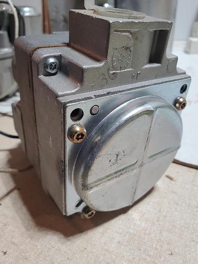 Used White-Rodgers 36C01A-284- 120Vac Gas Valve (K2)