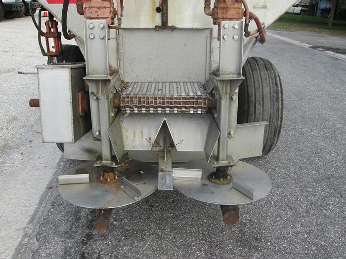 Used M & D 5-6 Ton Stainless Steel Spreader