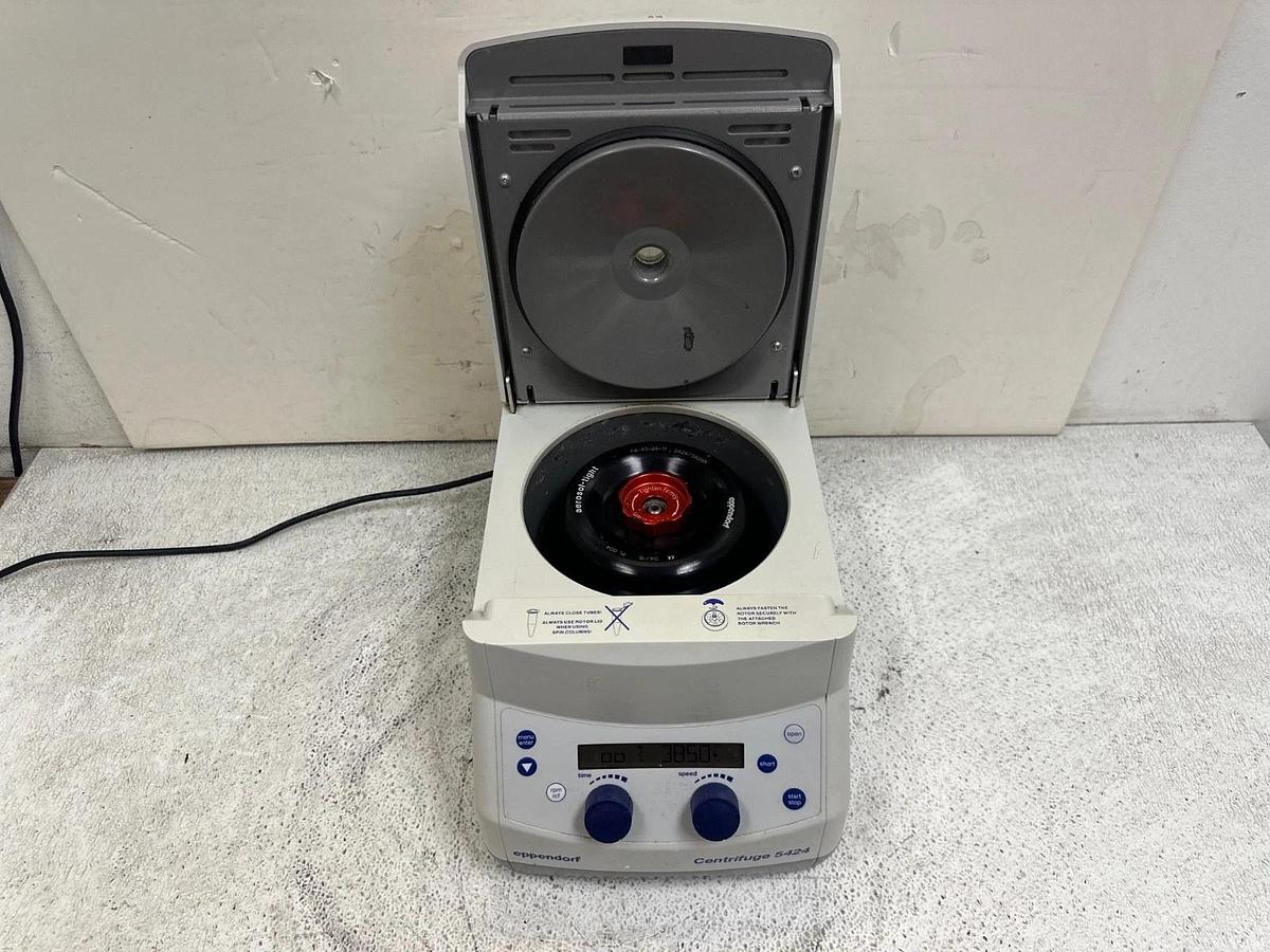Used Eppendorf 5424 Benchtop Centrifuge w/FA-45-24-11 Rotor, 14680 RPM, 230V