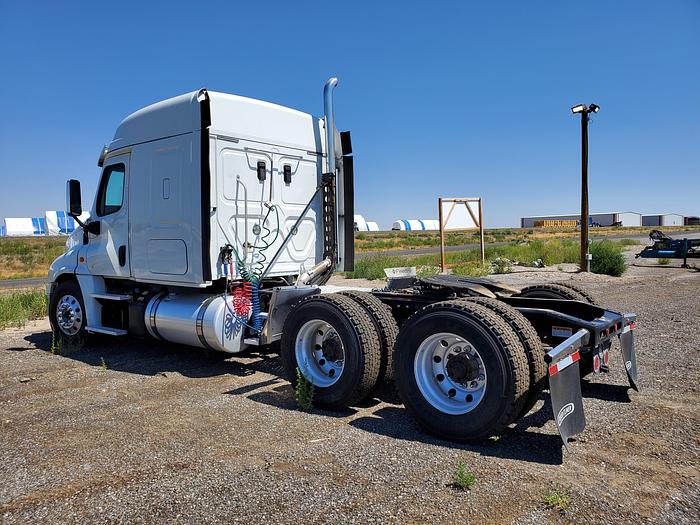 Used 2017 Freightliner Cascadia Truck w/ Sleeper