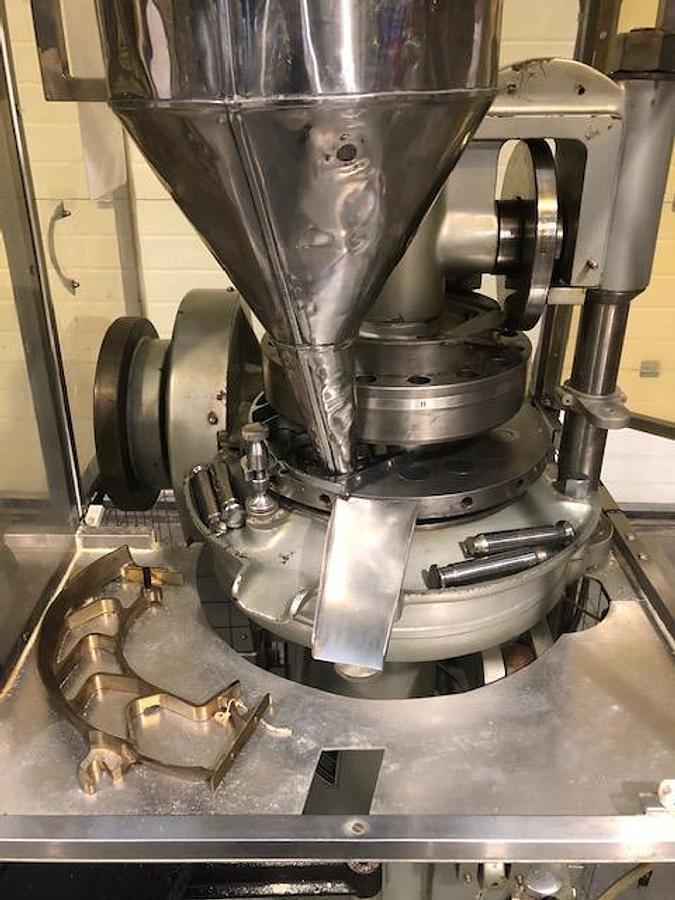 Used D3B  16 station tablet press