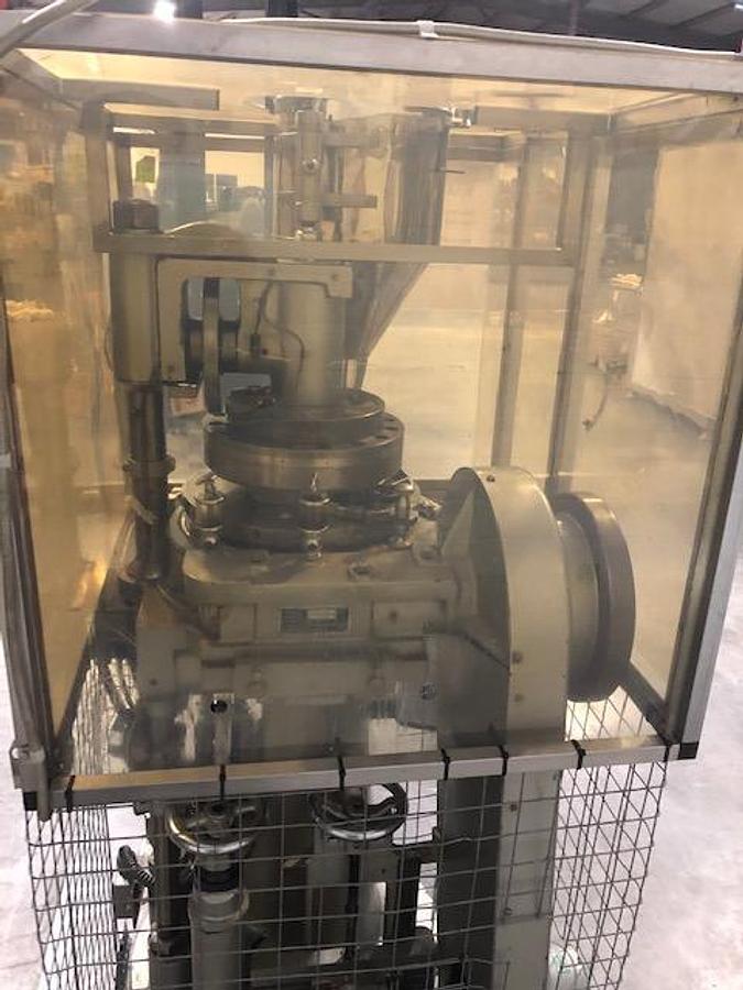 Used D3B  16 station tablet press