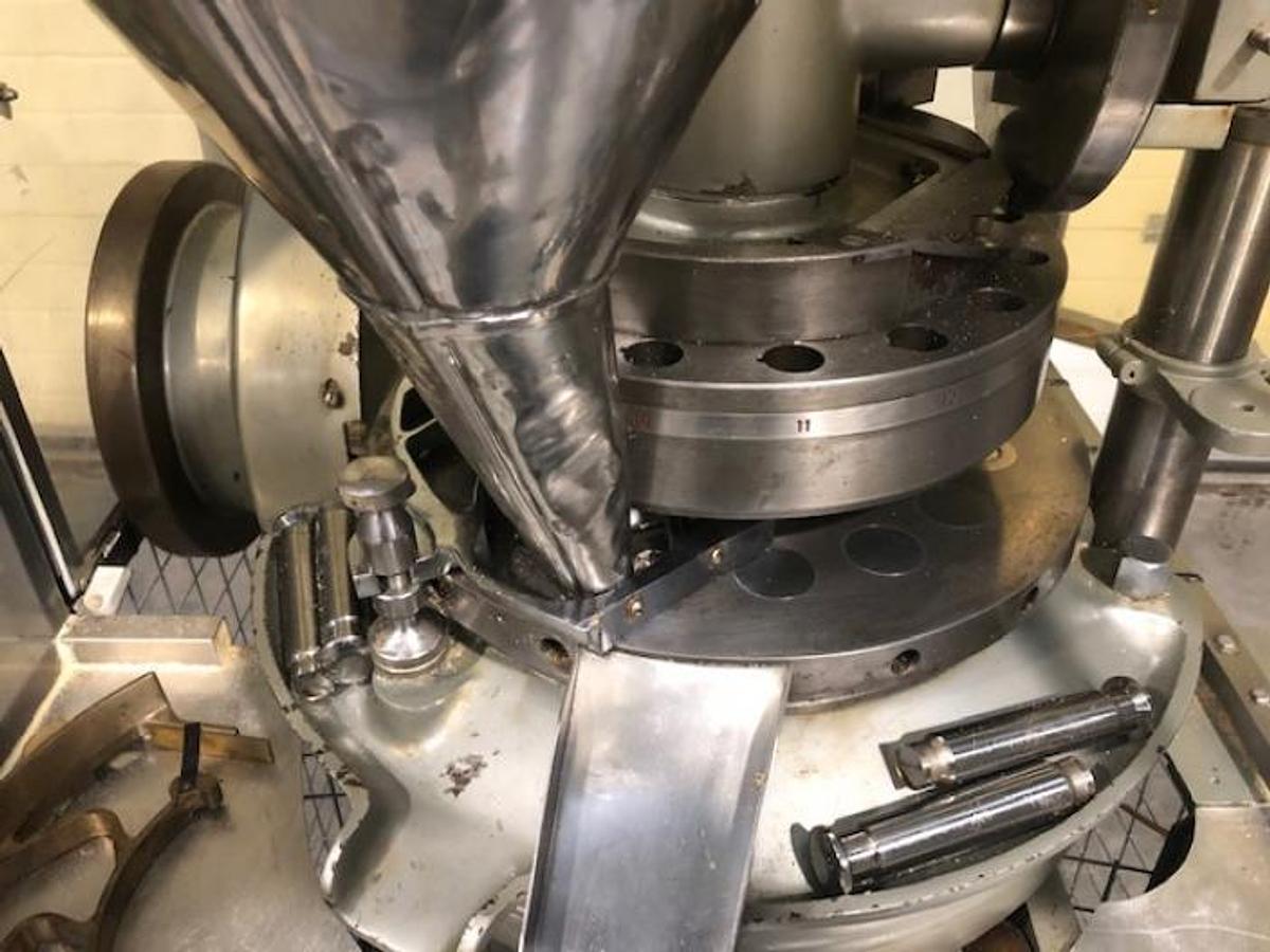 Used D3B  16 station tablet press
