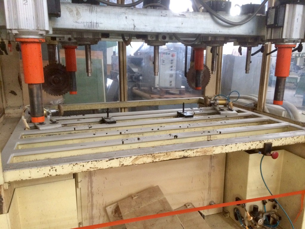 Usato 1996 Foratrice – troncatrice verticale per tavoli