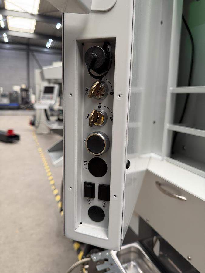 Gebruikt HAAS UMC-500SS