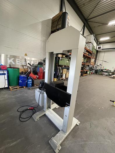 Gebruikt 2003 Werkplaatspers Brootspers 15t.