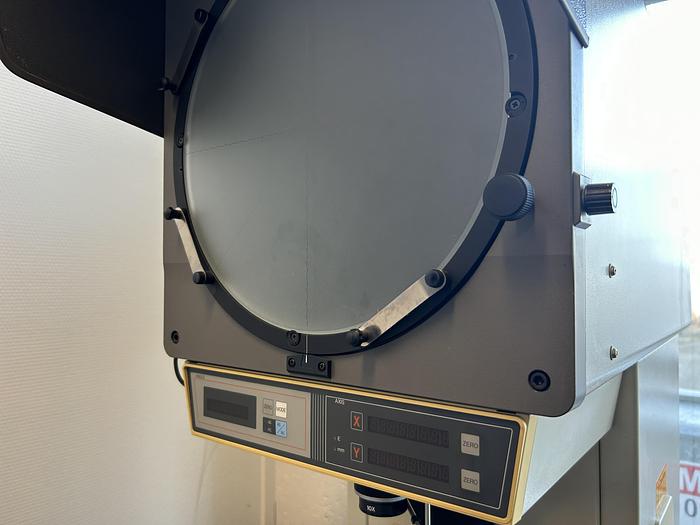 Gebruikt Mitutoyo profielprojector meetprojector