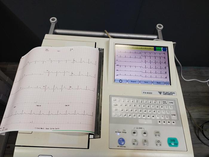 Gebraucht Fukuda Denshi FX-8322 EKG Gerät inkl.10-adrige EKG-Kabel auf Wagen