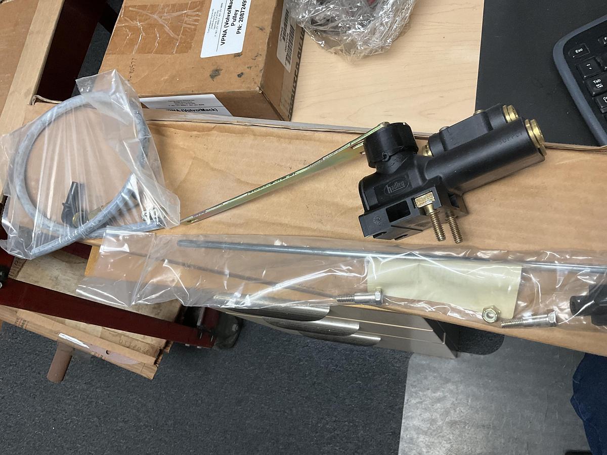 Used Mack Leveling Supply Valve PN: 4069-H01501MS
