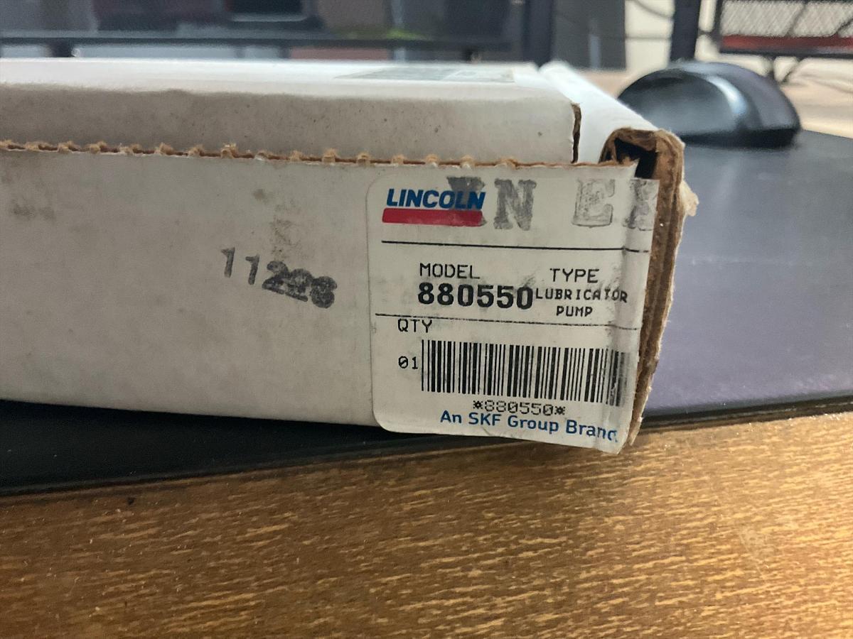 Lincoln  Vacuum Feed Lubricator Pump 1/4in PN-880550