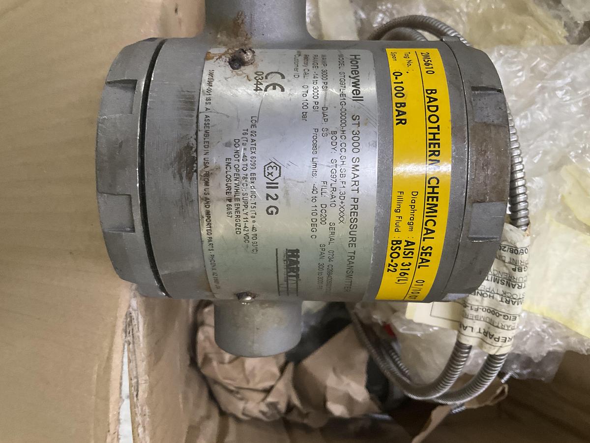 Honeywell ST3000 Smart Pressure Transmitter, model STG97L-E1G-00000-HC