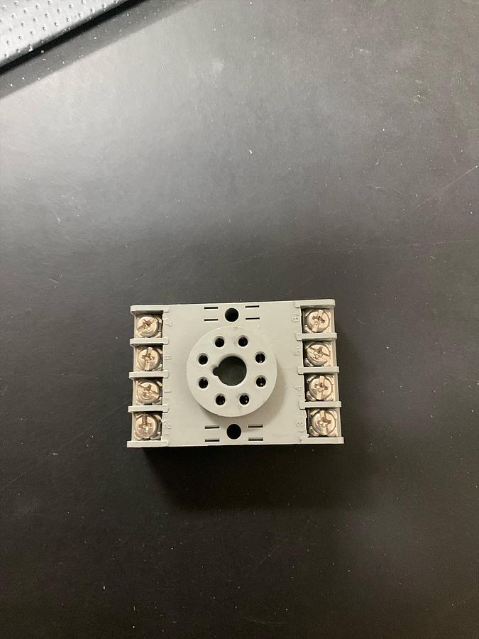 OMRON Relay Socket, Finger Safe, Octal, 8 Pin, 10A