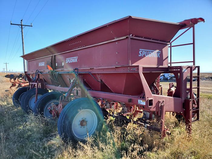 Used 8R34 Spudnik 8080 Potato Planter -w/ GPS