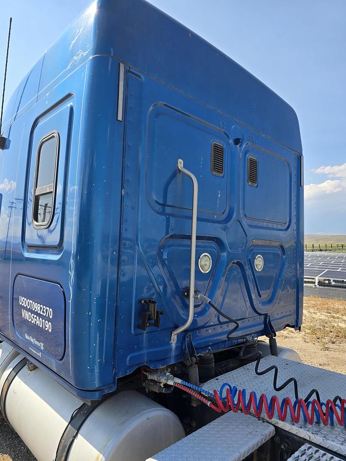 Used 2013 Freightliner Cascadia Sleeper Truck